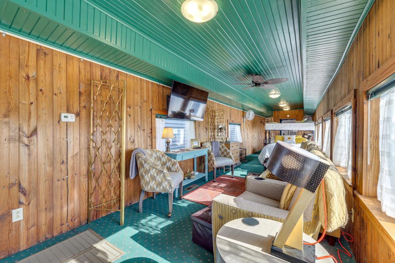 Apartment Charming Converted Railcar In Joplin! *