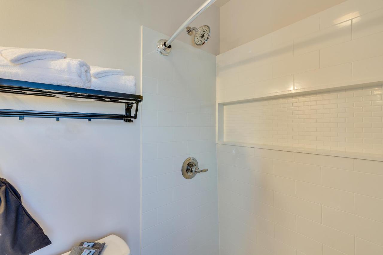 Charming Converted Railcar In Joplin!