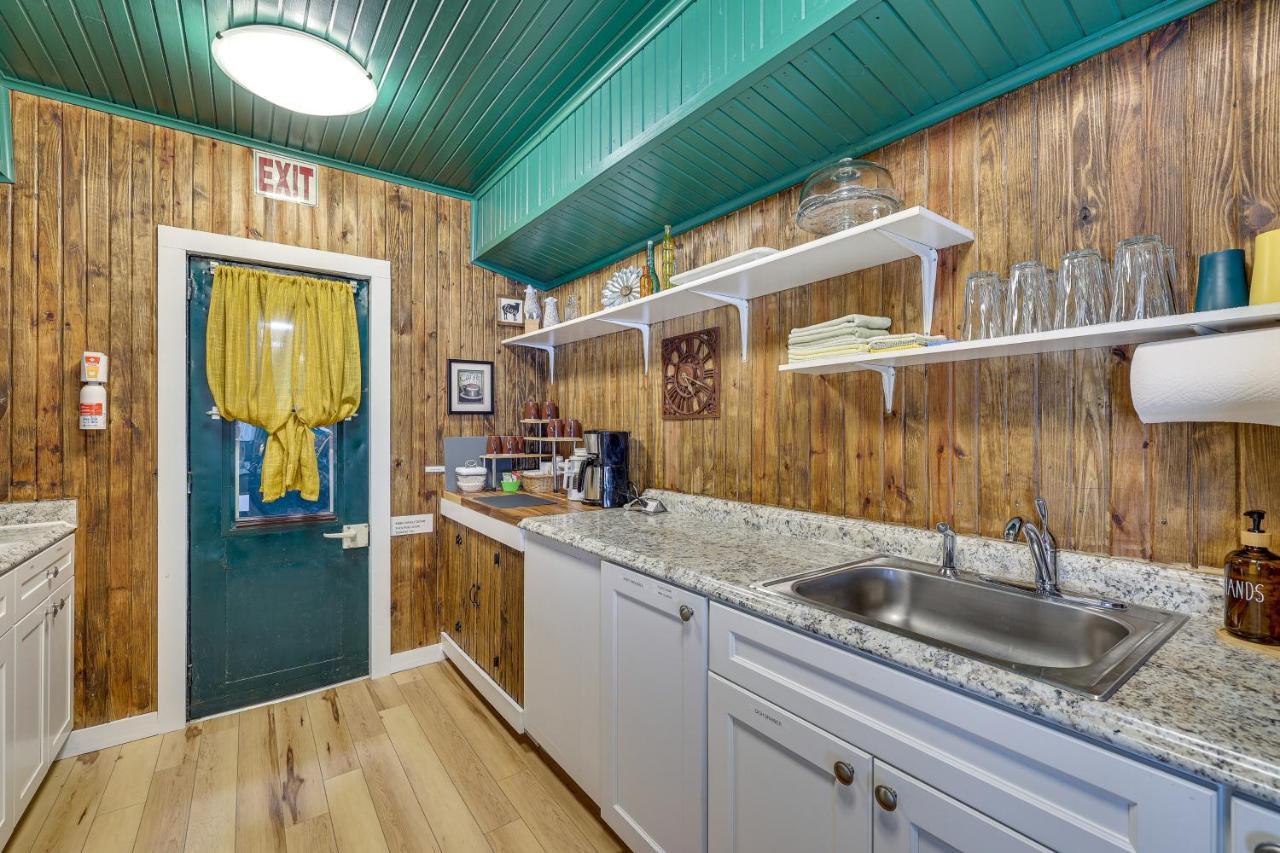 Charming Converted Railcar In Joplin! *