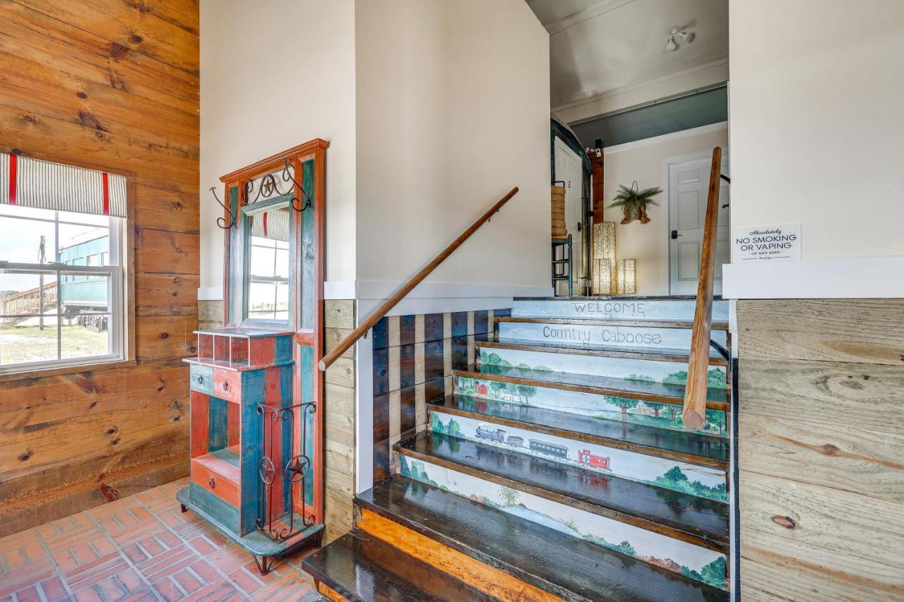 Apartment Charming Converted Railcar In Joplin! *
