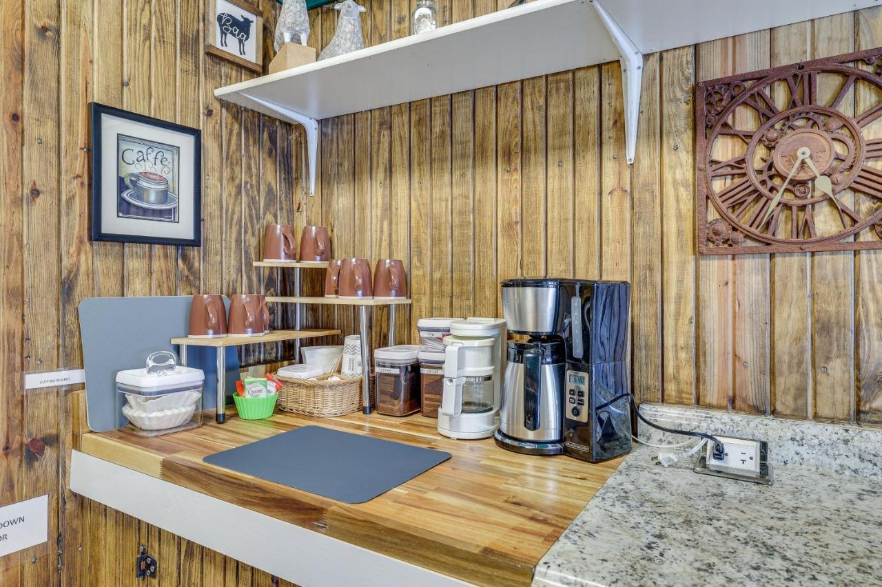 Apartment Charming Converted Railcar In Joplin! Joplin