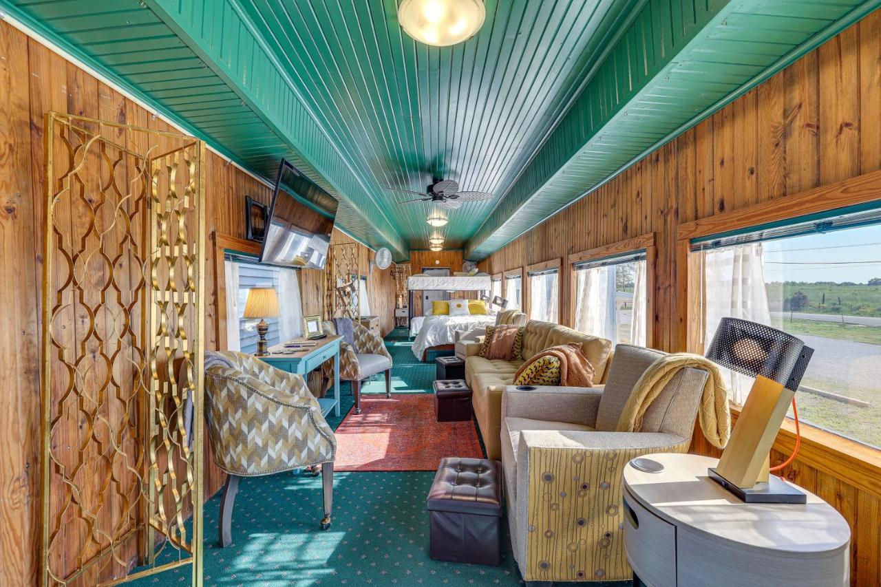 Charming Converted Railcar In Joplin!