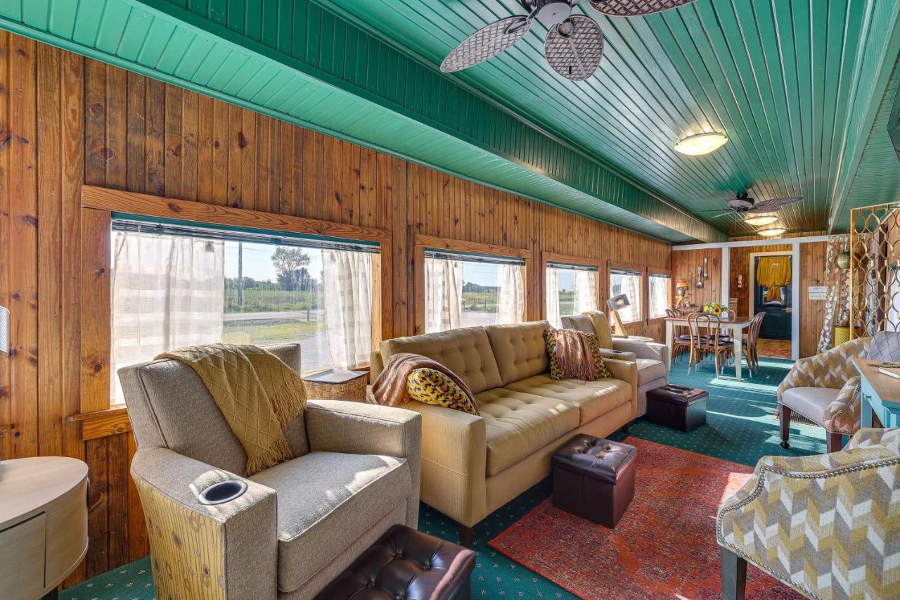 Apartment Charming Converted Railcar In Joplin!