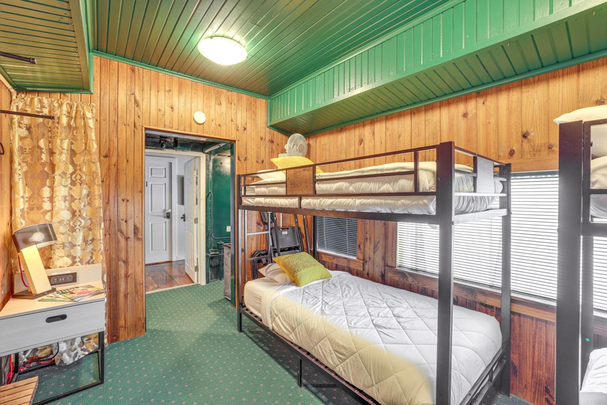 Apartment Charming Converted Railcar In Joplin! Joplin
