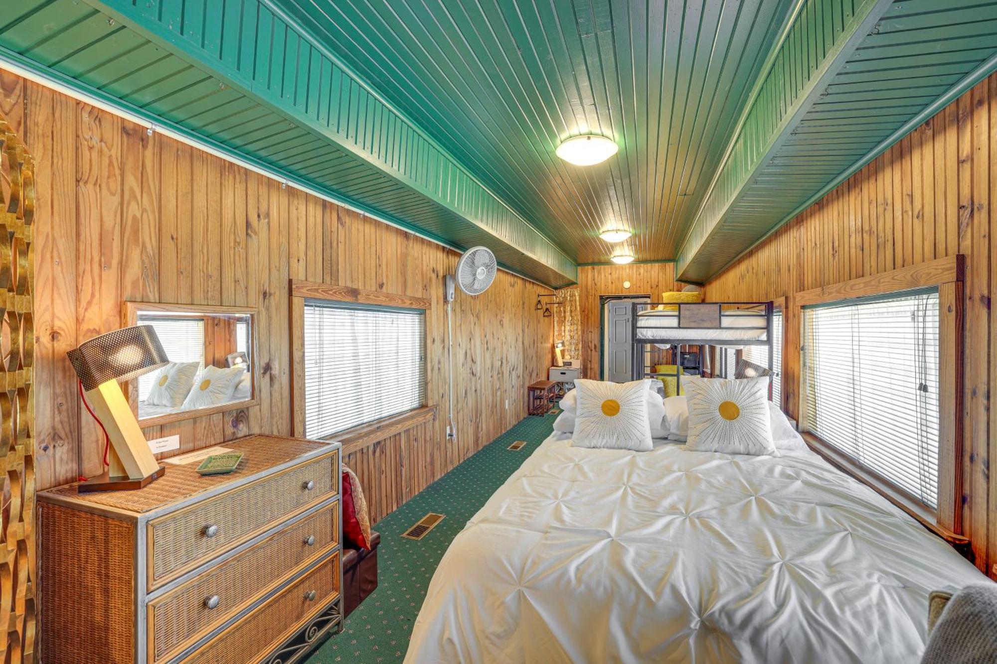 Charming Converted Railcar In Joplin!