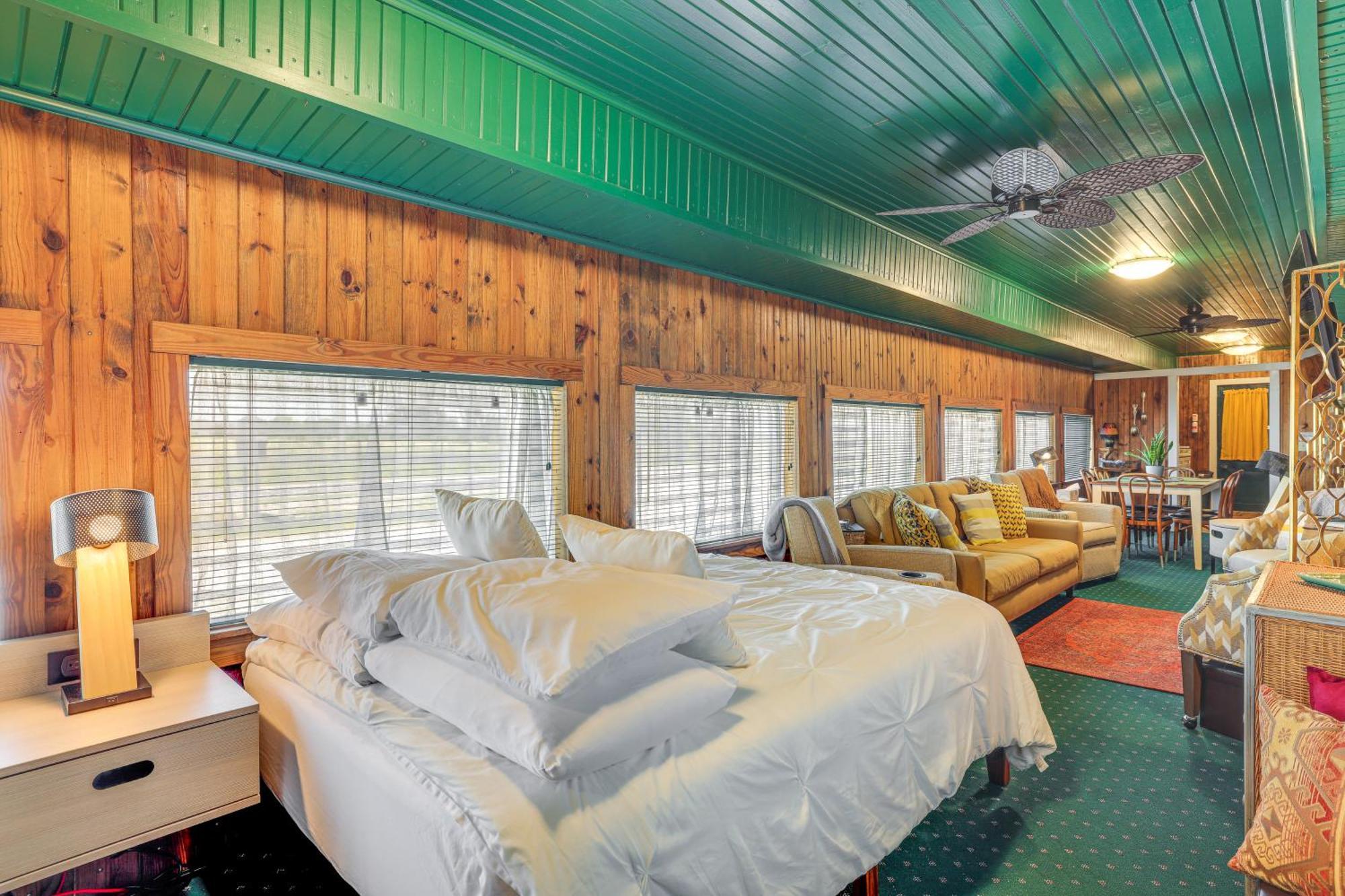Apartment Charming Converted Railcar In Joplin!